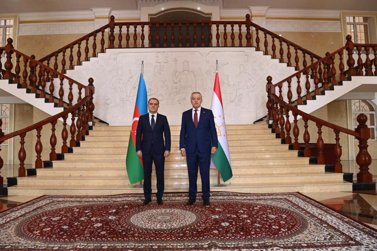 XİN başçısı tacikistanlı həmkarı ilə görüşüb