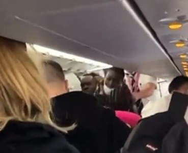 Təyyarədə DAVA: Uçuş vaxtı pilotu döydülər