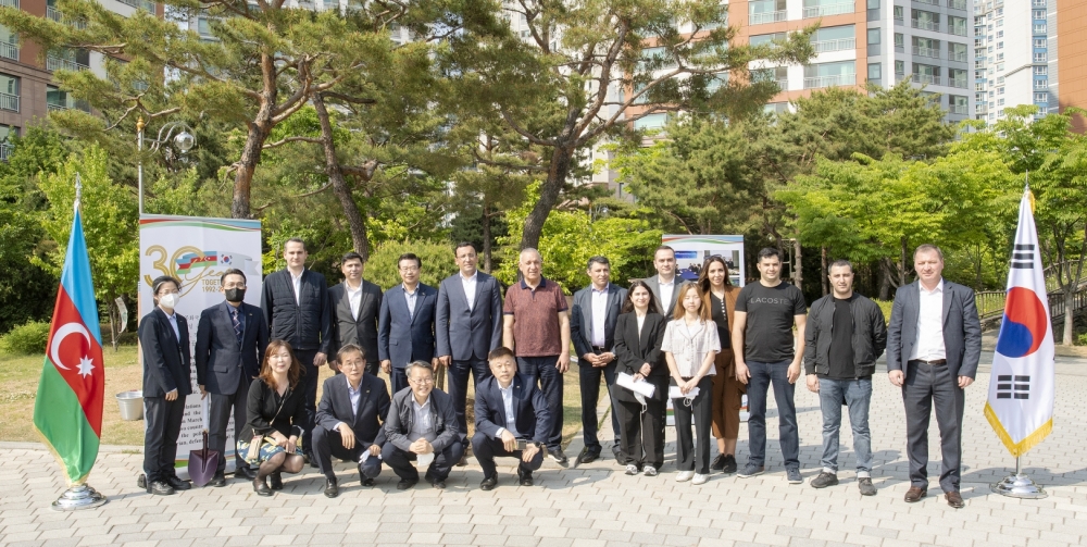 Seul parkında əkilən yubiley ağacı İsa bulağının suyu ilə suvarılıb