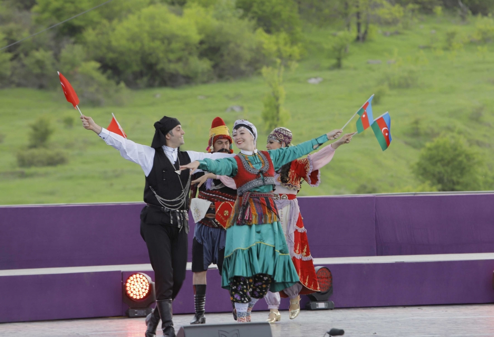 “Xarıbülbül” festivalı başa çatdı - FOTO