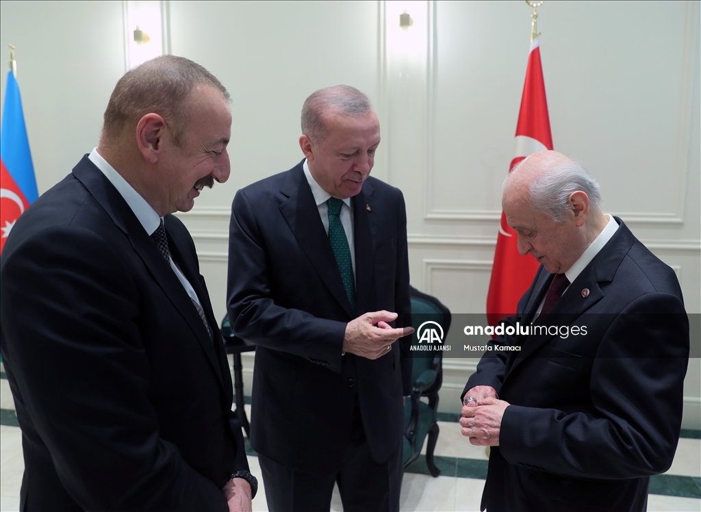 Prezidentə “Qarabağ Fatehi” yazılı tapança hədiyyə edildi - FOTO