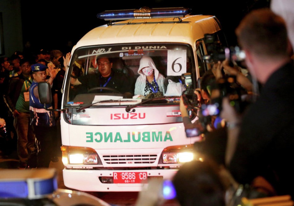 Avtobus dirəyə çırpıldı, 13 nəfər öldü