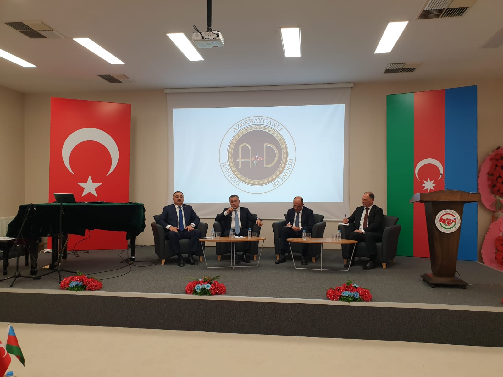 Nazir Ankarada azərbaycanlı həkimlərlə görüşüb - FOTO