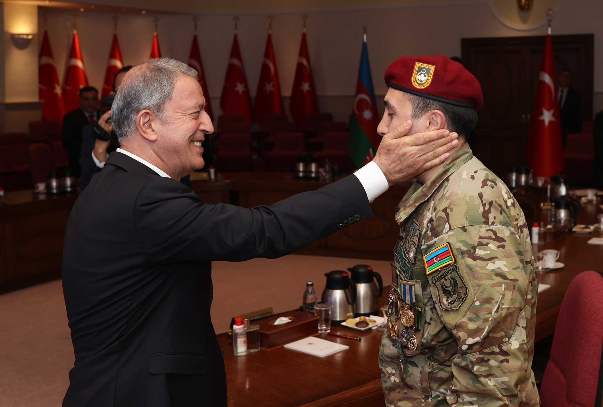 Hulusi Akar Vətən müharibəsi qaziləri ilə görüşdü - FOTO