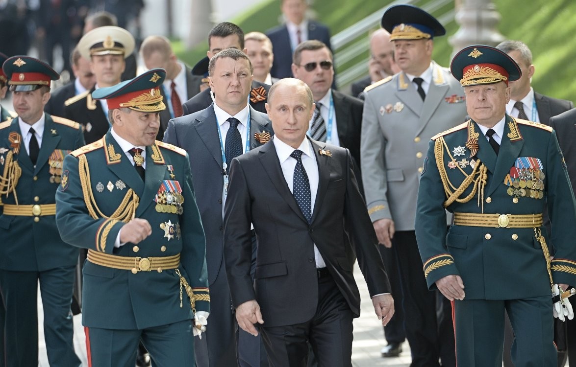 Putin məğlubiyyətin heyfini generallardan çıxır