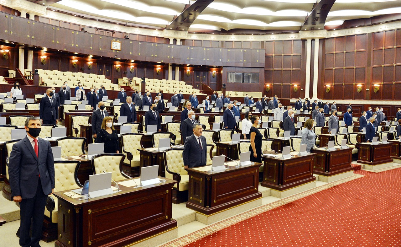 Deputatlardan spikerə MÜRACİƏT - Növbədənkənar sessiya çağırılır