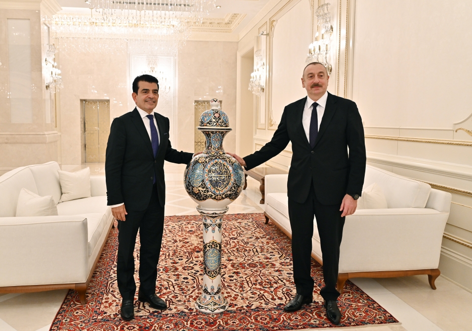 ICESCO rəhbəri İlham Əliyevə HƏDİYYƏ VERDİ - FOTO