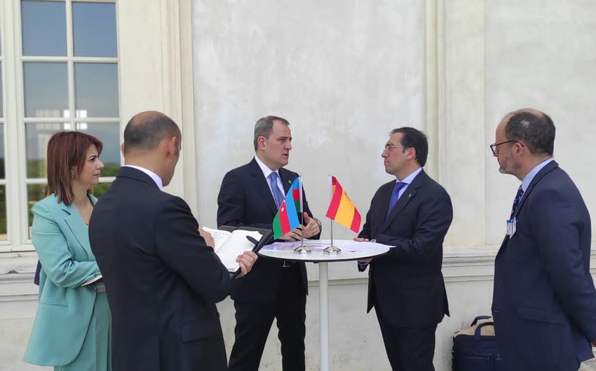 Nazir İtaliyada Qarabağın bərpasından danışdı