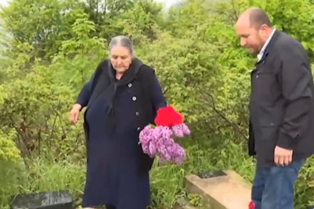 Şəhid anası 30 il sonra oğlunun məzarı başında - VİDEO