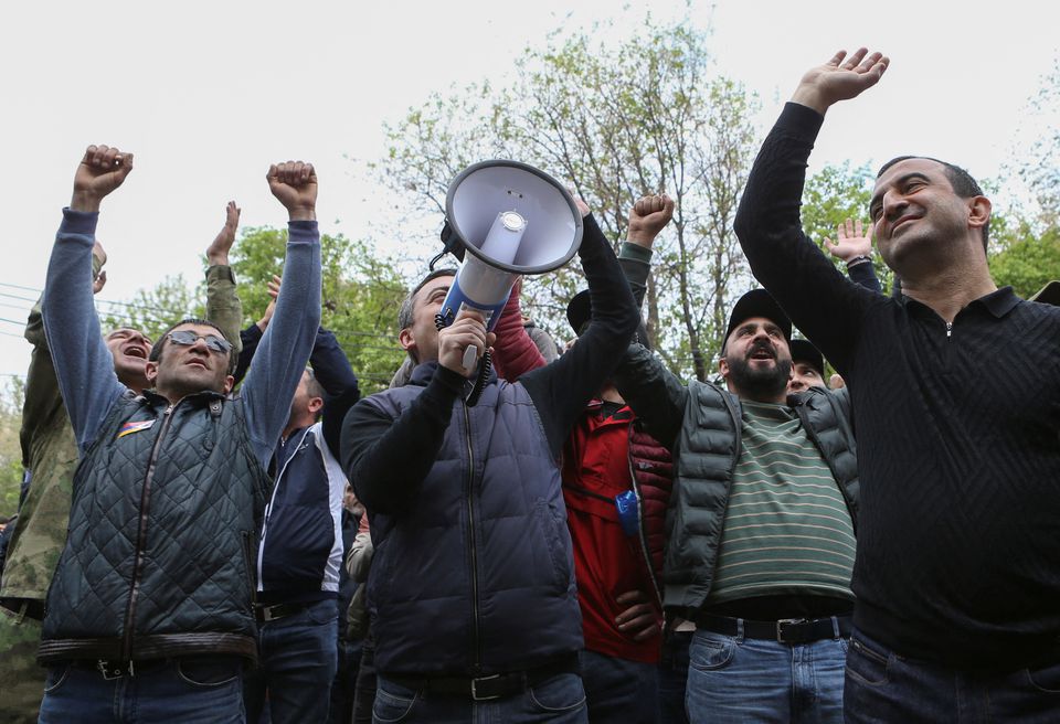 Etirazçılar Paşinyanın iqamətgahına yürüş edib