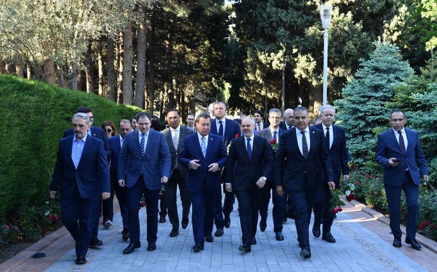 Üç ölkənin deputatları Ulu Öndərin məzarını ziyarət edib