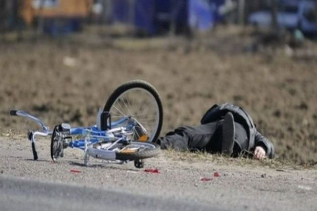 Velosipedlə yolu keçən yeniyetməni maşın vurdu