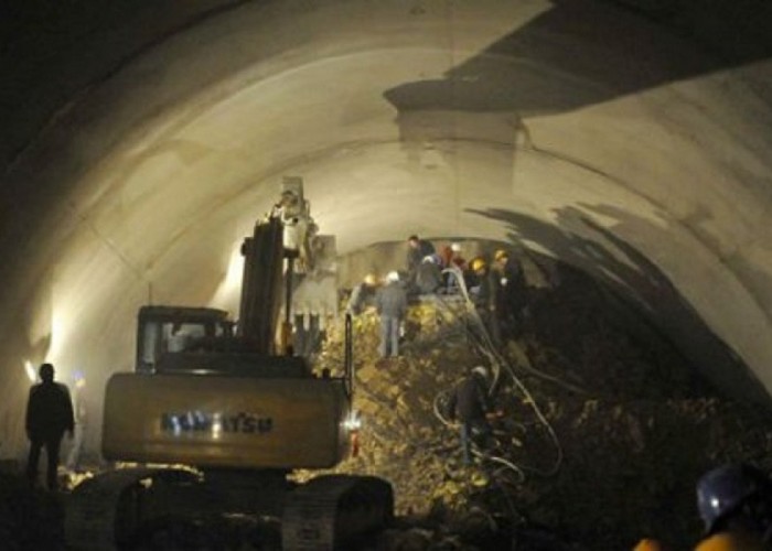 Hindistanda tunel çökdü - 10 ölü