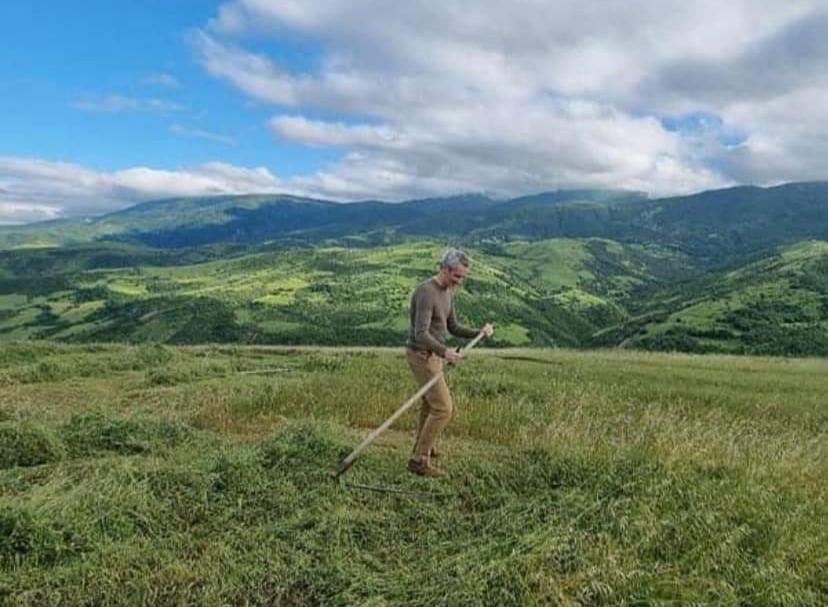 Fransa səfiri Yardımlıda ot biçdi - FOTO