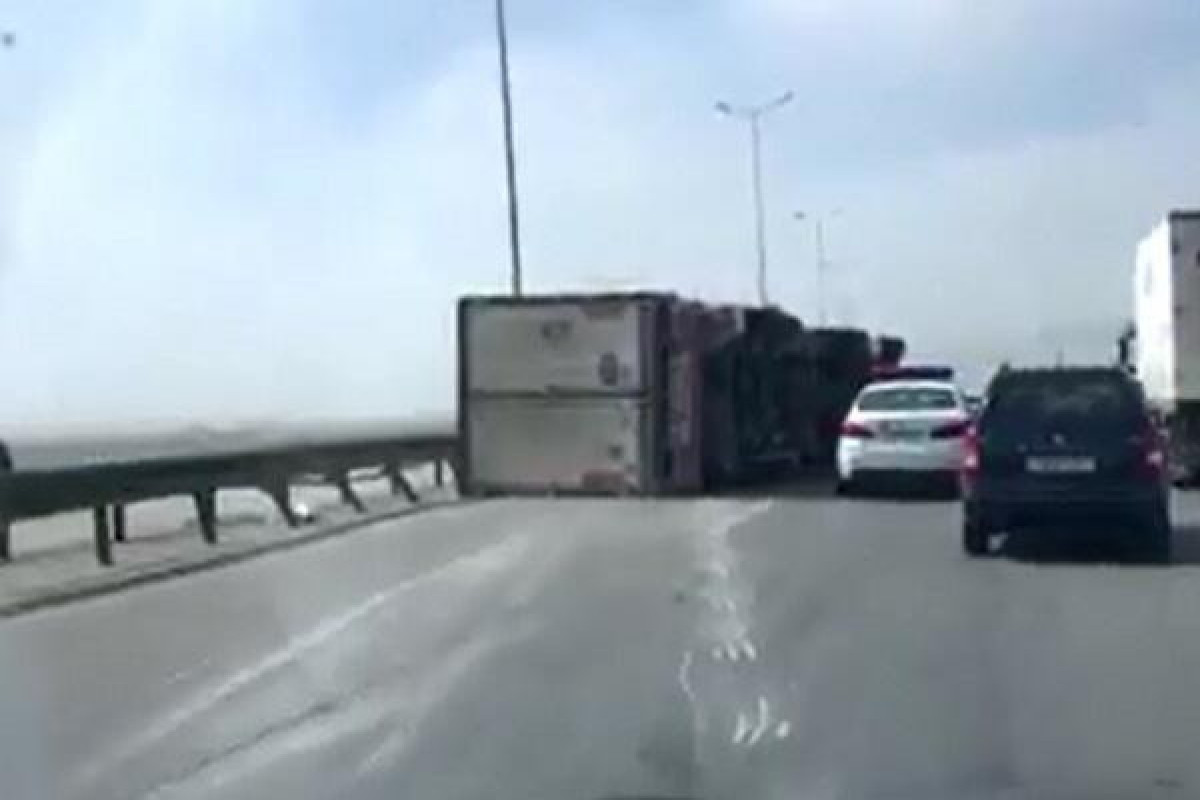 Külək “TIR”ı aşırdı – Sürücünün qolu amputasiya olundu
