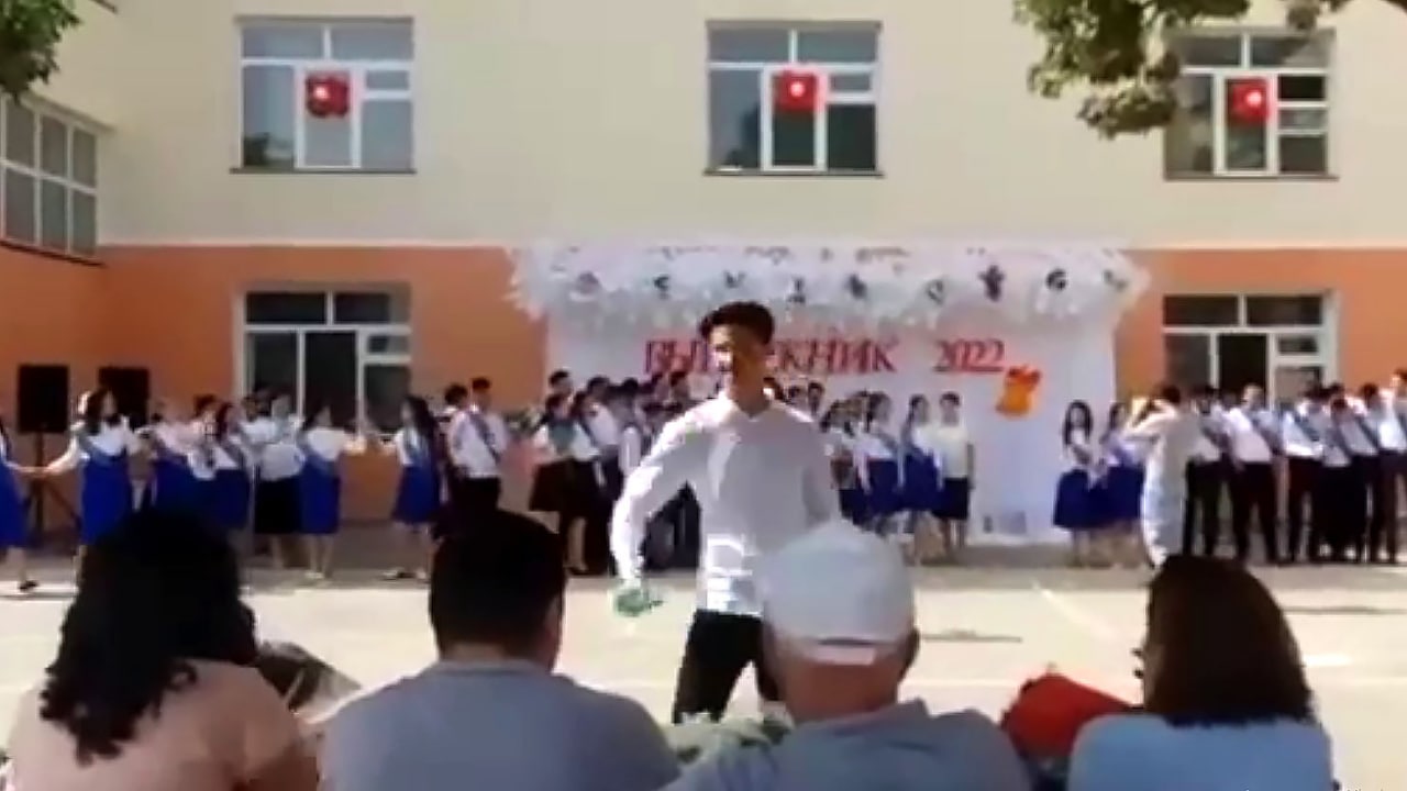 Şagird direktorun üstünə su atdı