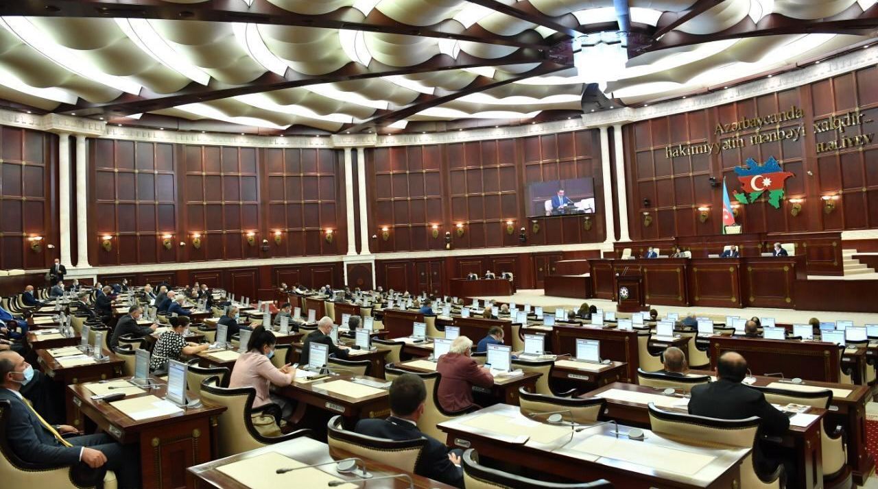Qalmaqallı qanun layihəsi birinci oxunuşda qəbul edildi