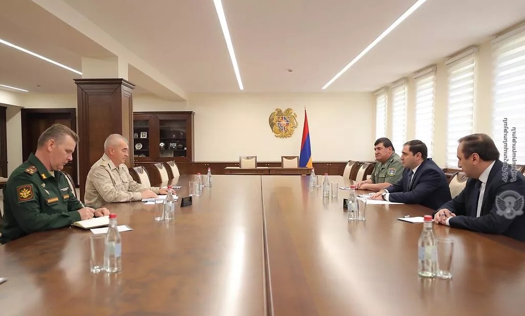 Ermənistan müdafiə naziri Qarabağdakı rus komandanla görüşdü