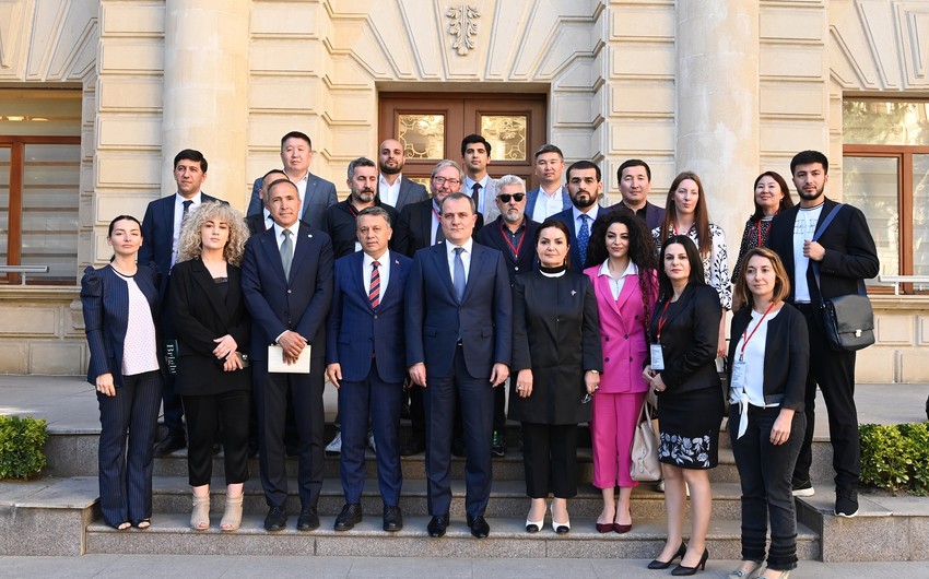 Ceyhun Bayramov jurnalistlərin suallarını cavablandırdı