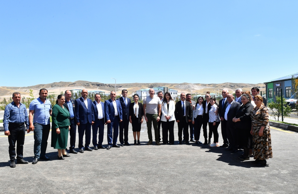 Prezidentlə xanımının Ağalı sakinləri ilə görüşündən FOTOLAR