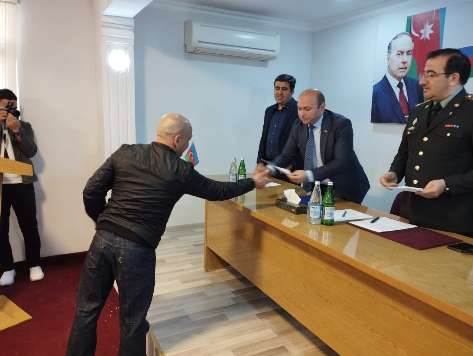 Daha 2 məhkum azadlığa çıxdı