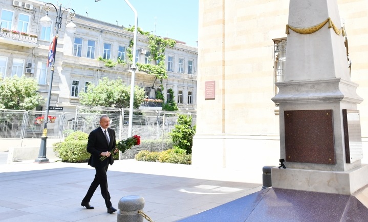 Prezident Cümhuriyyət abidəsini ziyarət edib