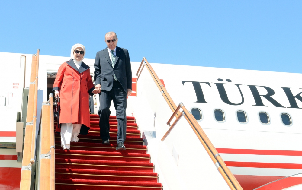 Ərdoğan xanımı ilə Bakıya gəldi - FOTO