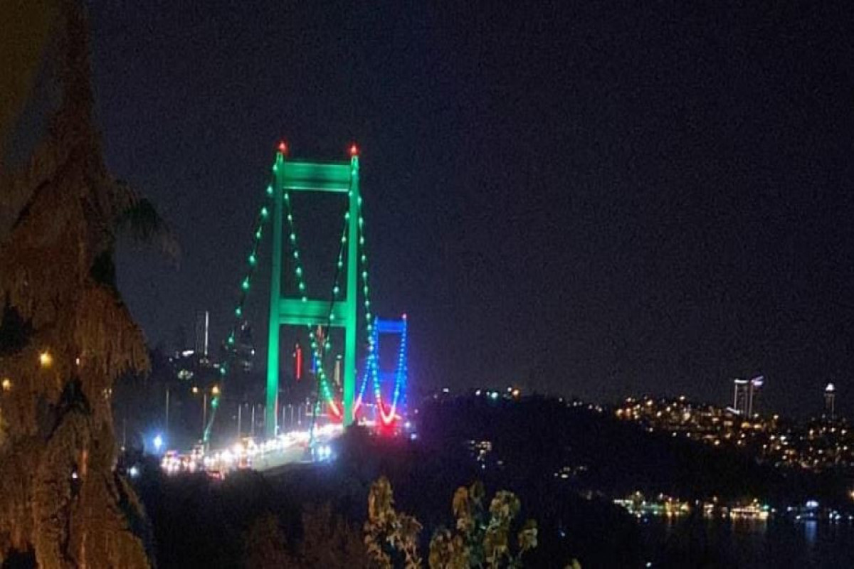 İstanbul körpüləri bayrağımızın rəngləri ilə işıqlandırılır