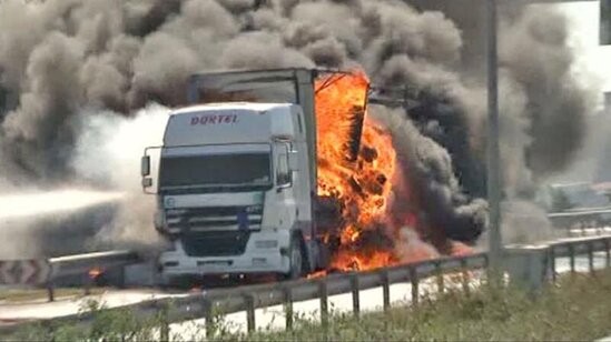 Bakıda 20 ton un aparan TIR yandı