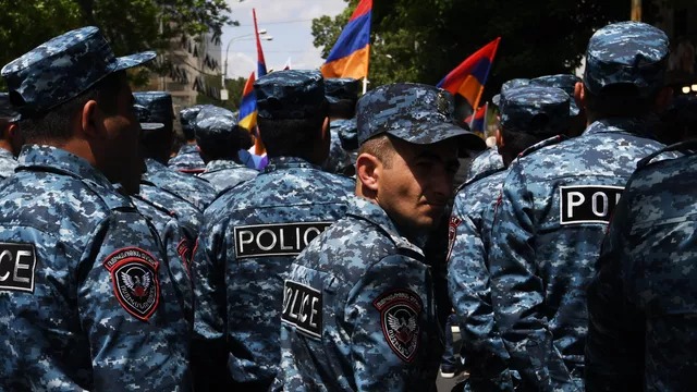 İrəvanda ara qarışdı - Etirazçılarla polis arasında toqquşma
