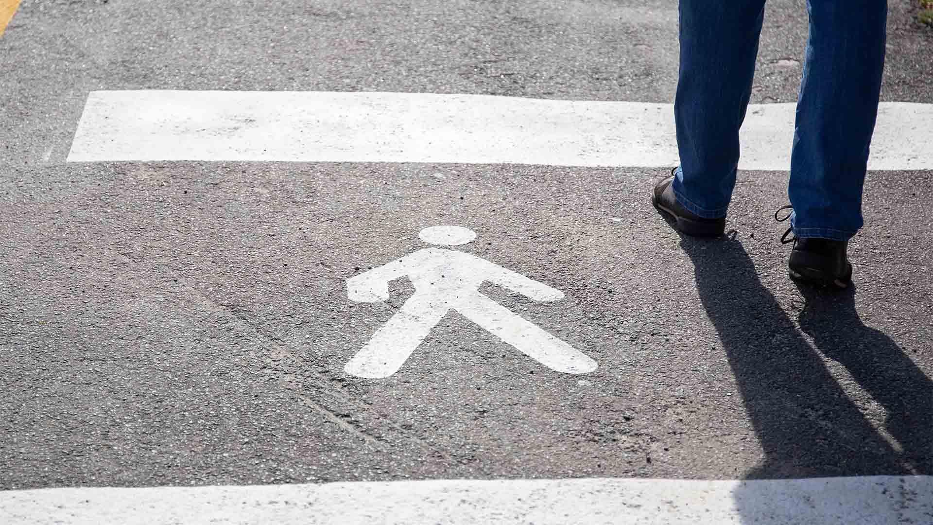 Yolu keçmək istəyən piyada öldü