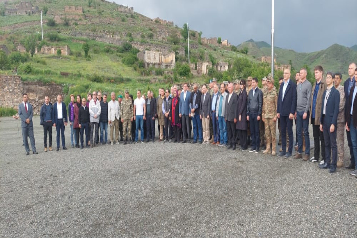 Diplomatlar Kəlbəcərdəki dağıntılara baxdılar