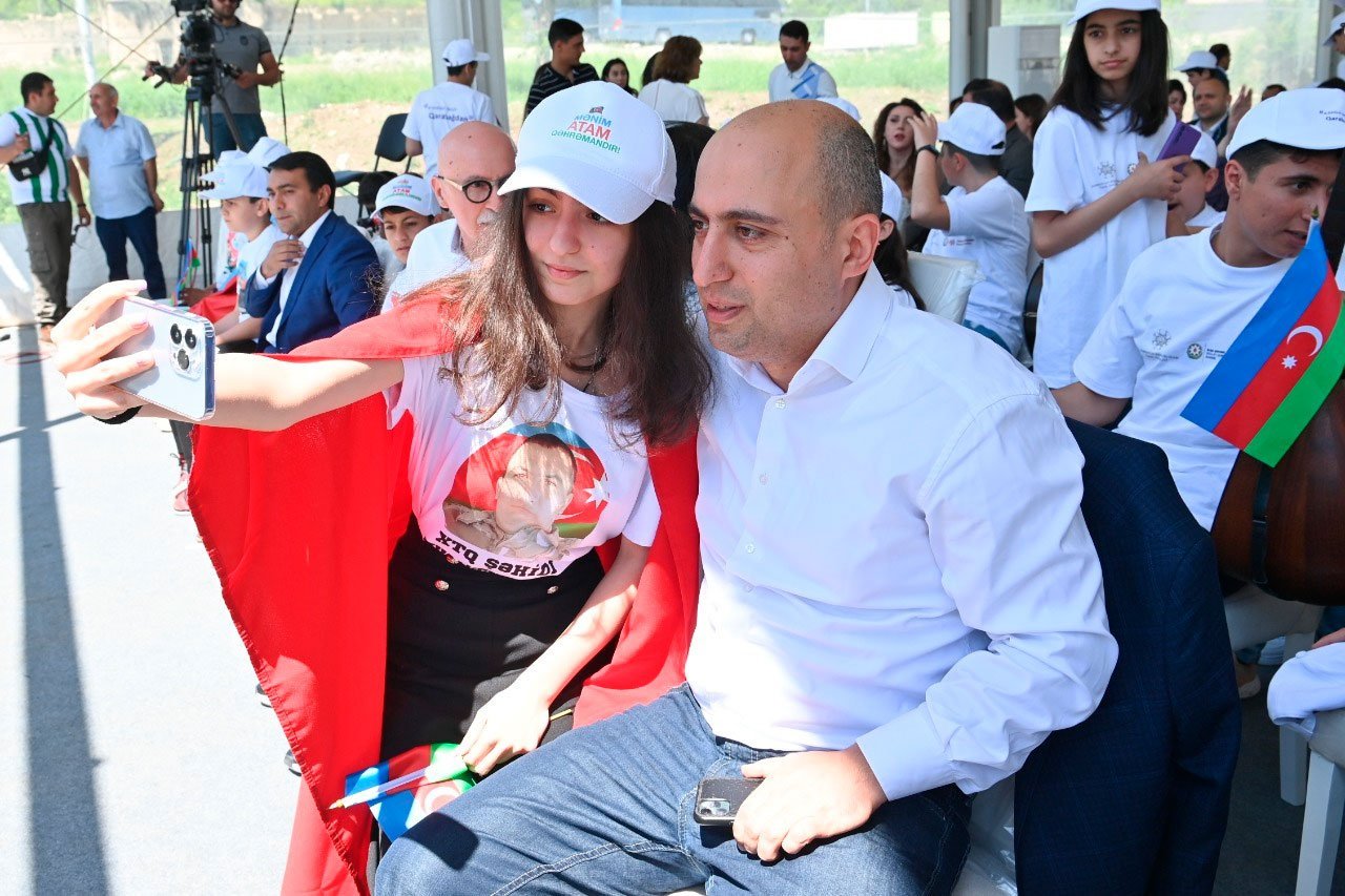 Nazirdən uşaqlara bayram TƏBRİKİ