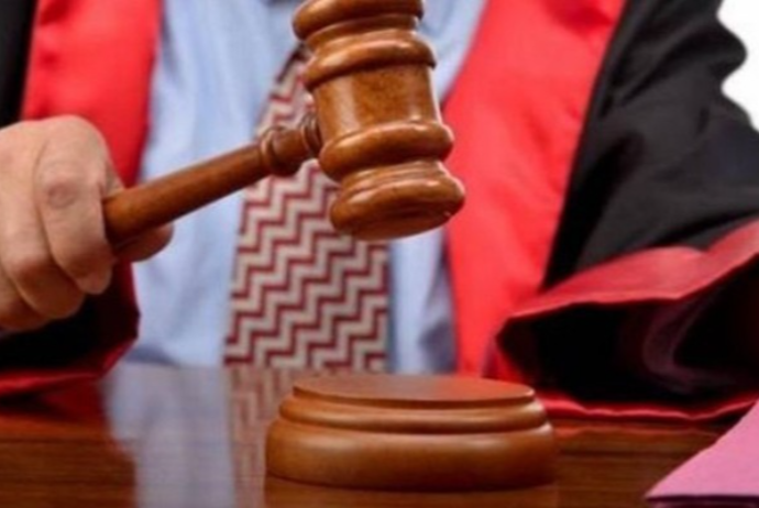 57 hakim işdən qovuldu - Korrupsiya ittihamı