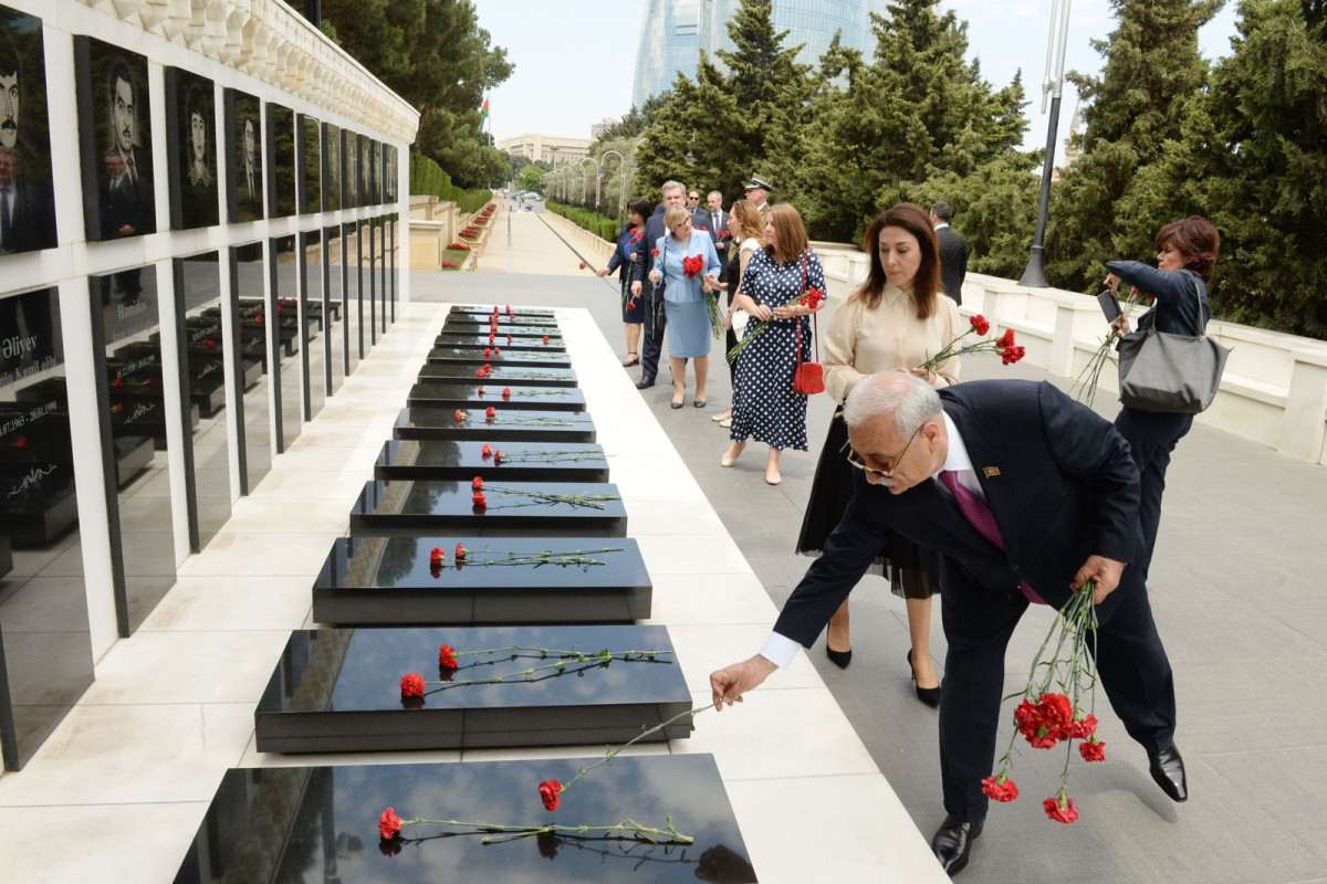 Polşalı deputatlar Şəhidlər xiyabanında - FOTO
