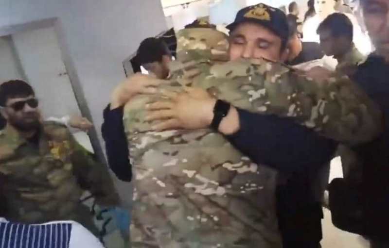 Qazini qucaqlayan polisin adı açıqlandı - Günün FOTOSU