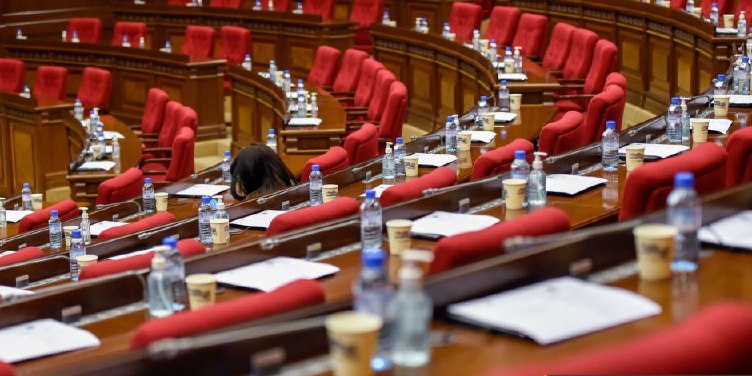 Parlamentin maşınları, deputatların mükafat və ezamiyyətpulu AZALDILDI