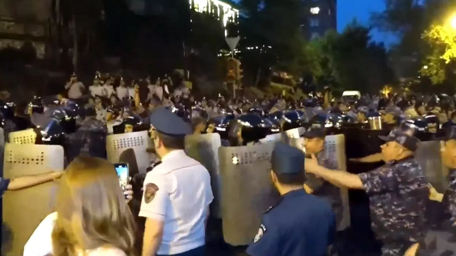 İrəvandakı aksiyada qarşıdurma - 38 nəfər yaralandı