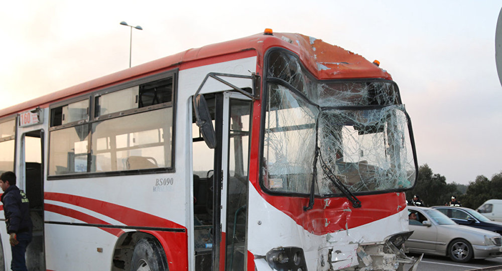 Bakıda avtobus qəza törətdi - Xəsarət alanlar var