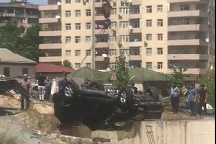 Bakıda azyaşlı “Prado”nu dərəyə aşırdı