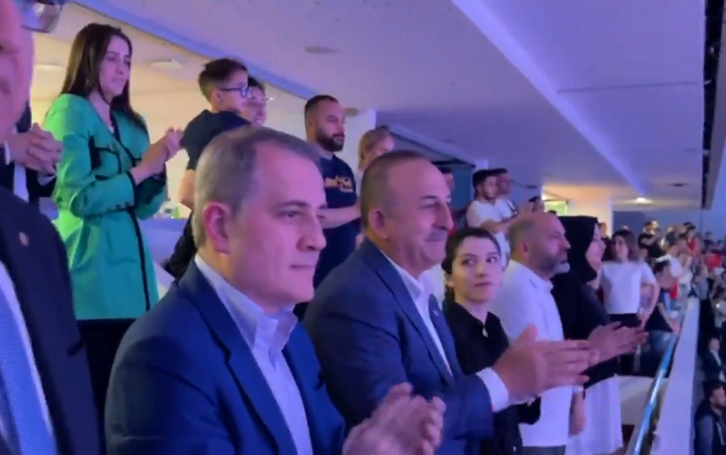 Çavuşoğlu Ceyhun Bayramovla birgə voleybola baxdı - VİDEO