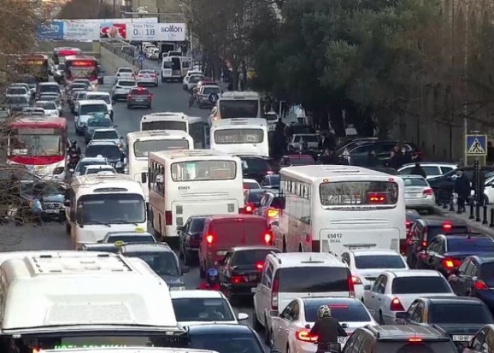 Nasaz maşın yolda tıxac yaratdı