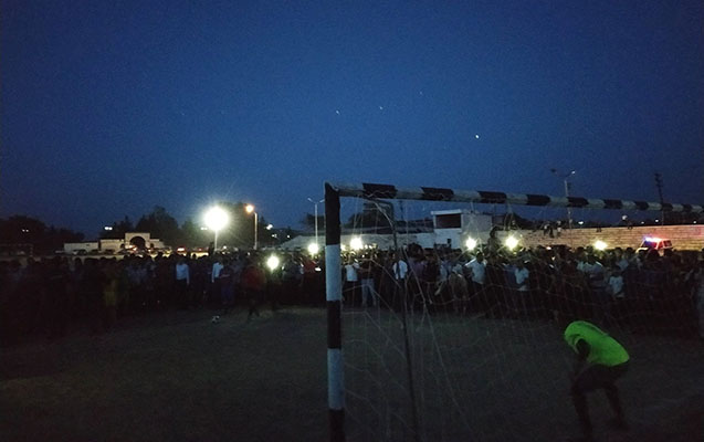 Azərbaycanda telefon işığında final matçı - FOTO
