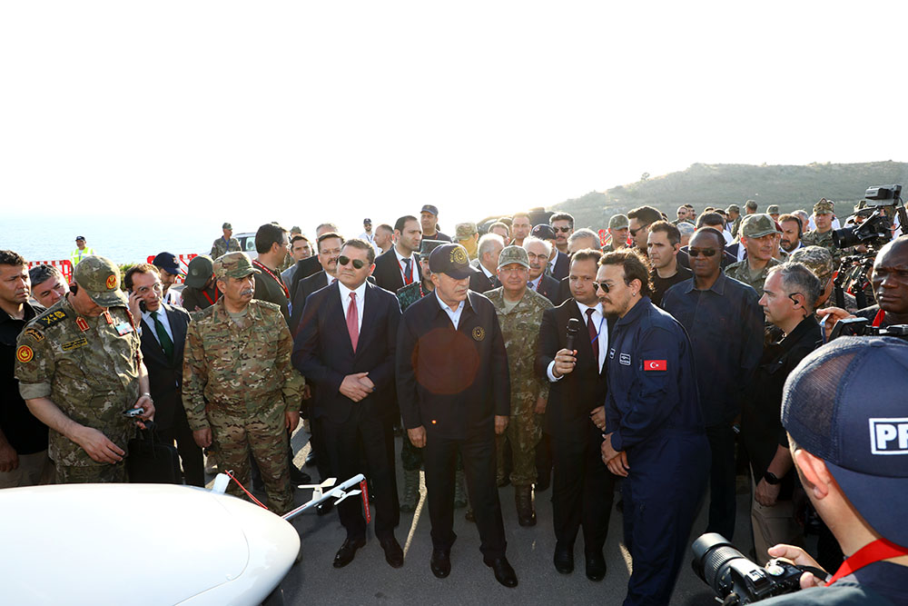Zakir Həsənov Hulusi Akarla hərbi sərgidə - FOTO