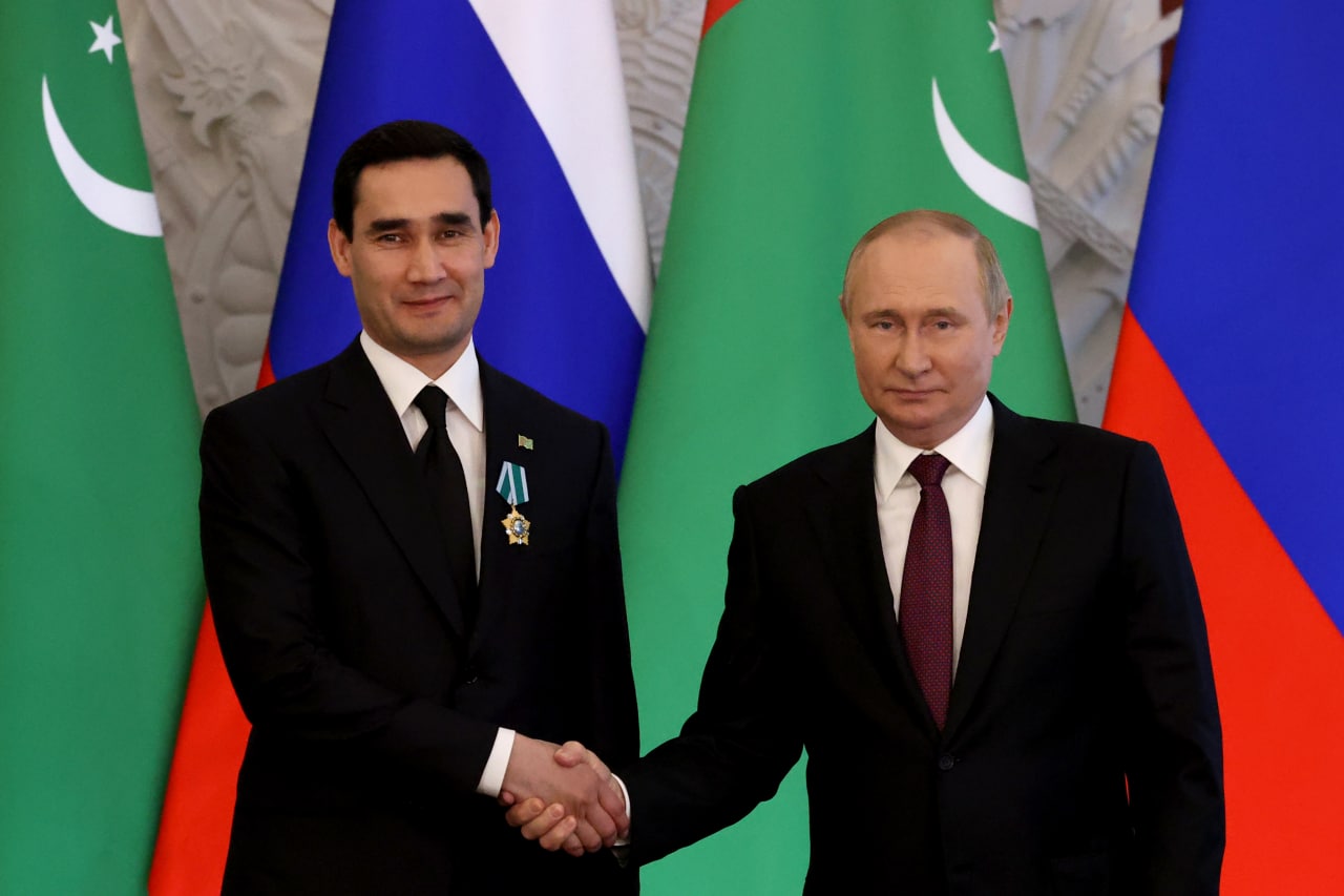 Putin Türkmənistan prezidentinə orden verdi