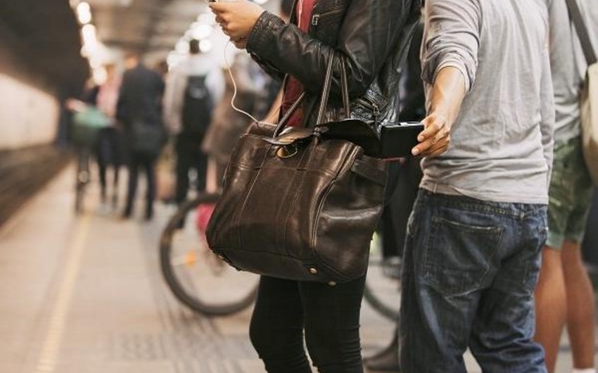 Metroda qadının cibindən telefon oğurlandı