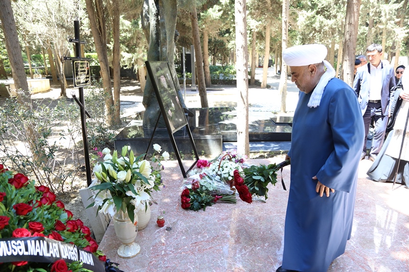 Şeyx Aleksandr İşeinin məzarını ziyarət edib