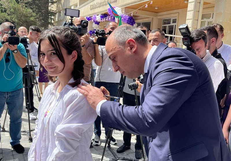 Nazir ürək sözlərini məzunun köynəyinə yazdı - FOTO