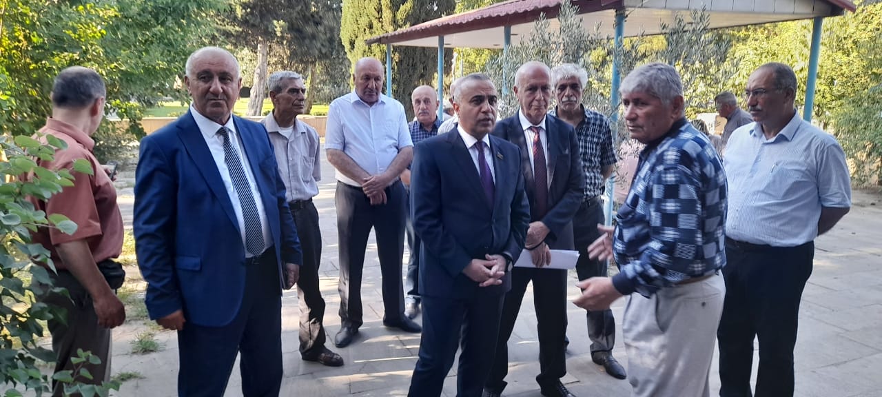 Azay Quliyev seçicilərilə görüşüb