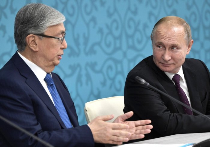 Tokayev Putinə şikayətləndi: “Bu deputatlar kimin dəyirmanına su tökürlər?”